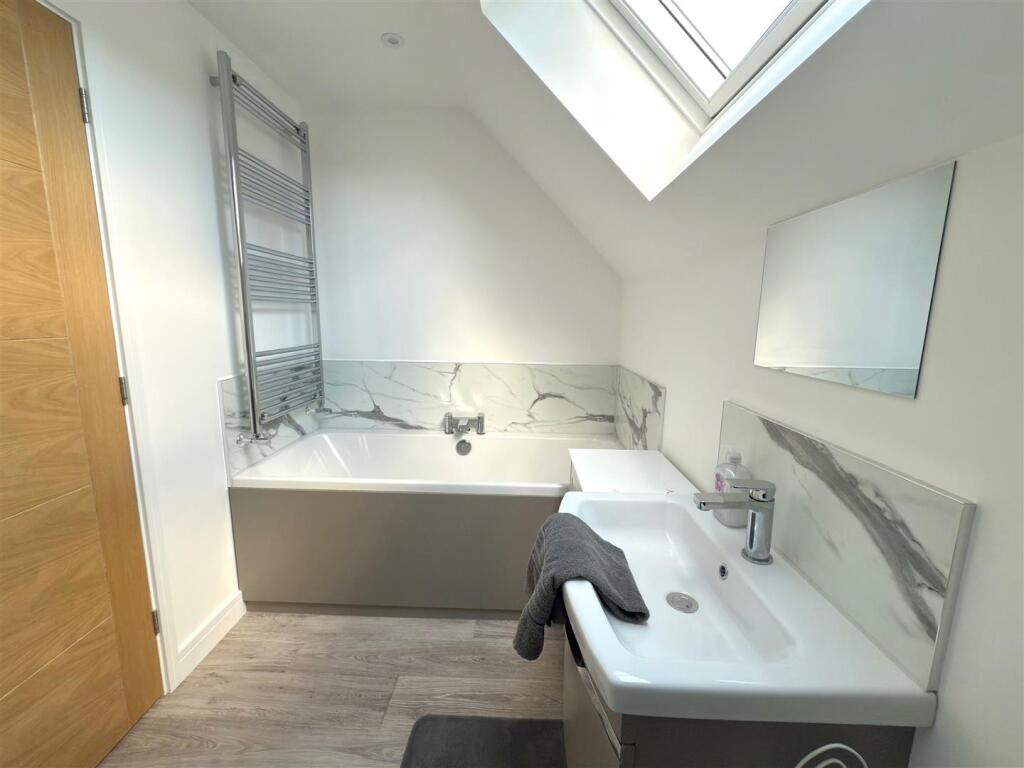 MAIN BATHROOM.jpg