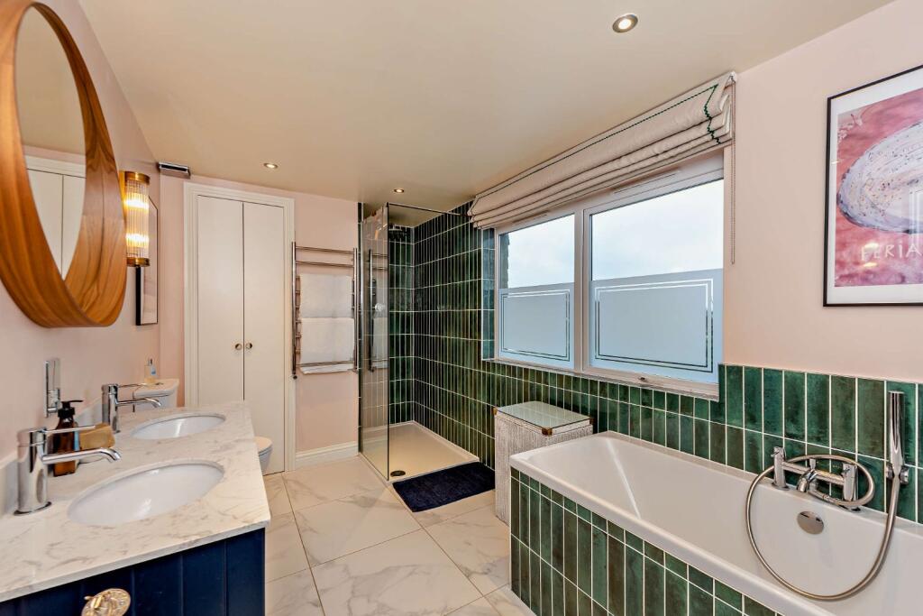 En-Suite Bathroom