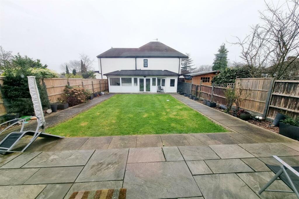 REAR GARDEN &amp; DOUBLE GLAZED OUTBUILDING:
