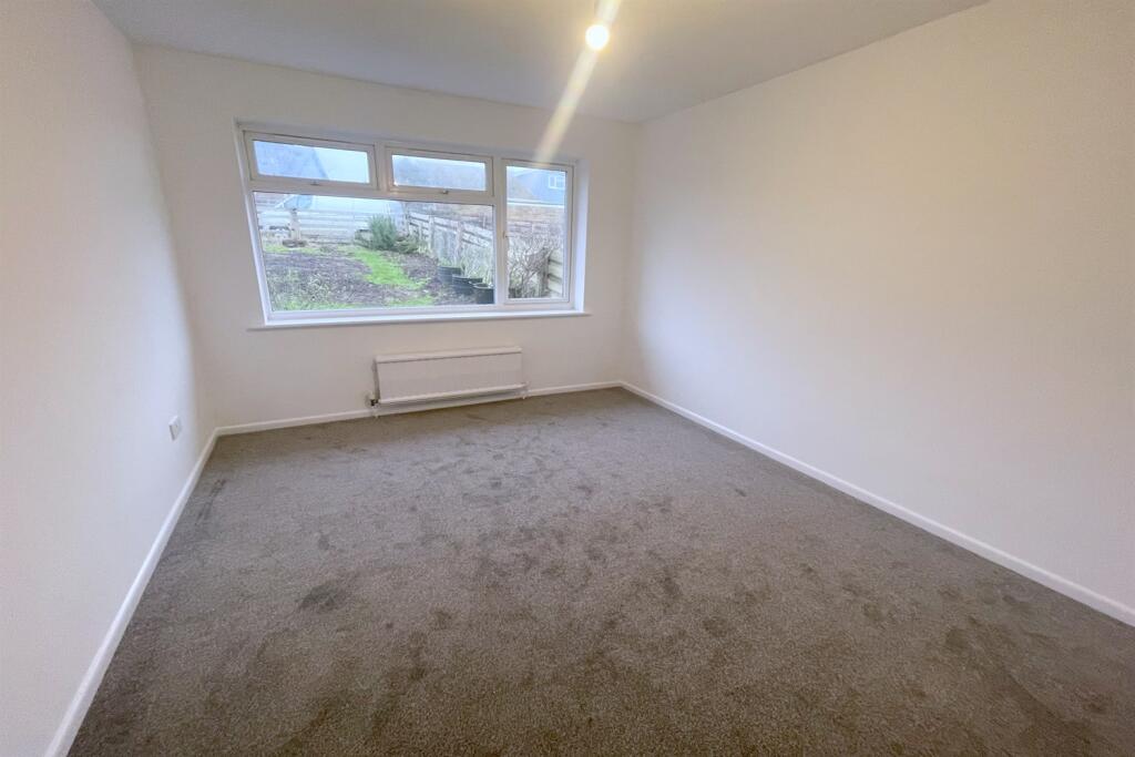 Spacious master bedr