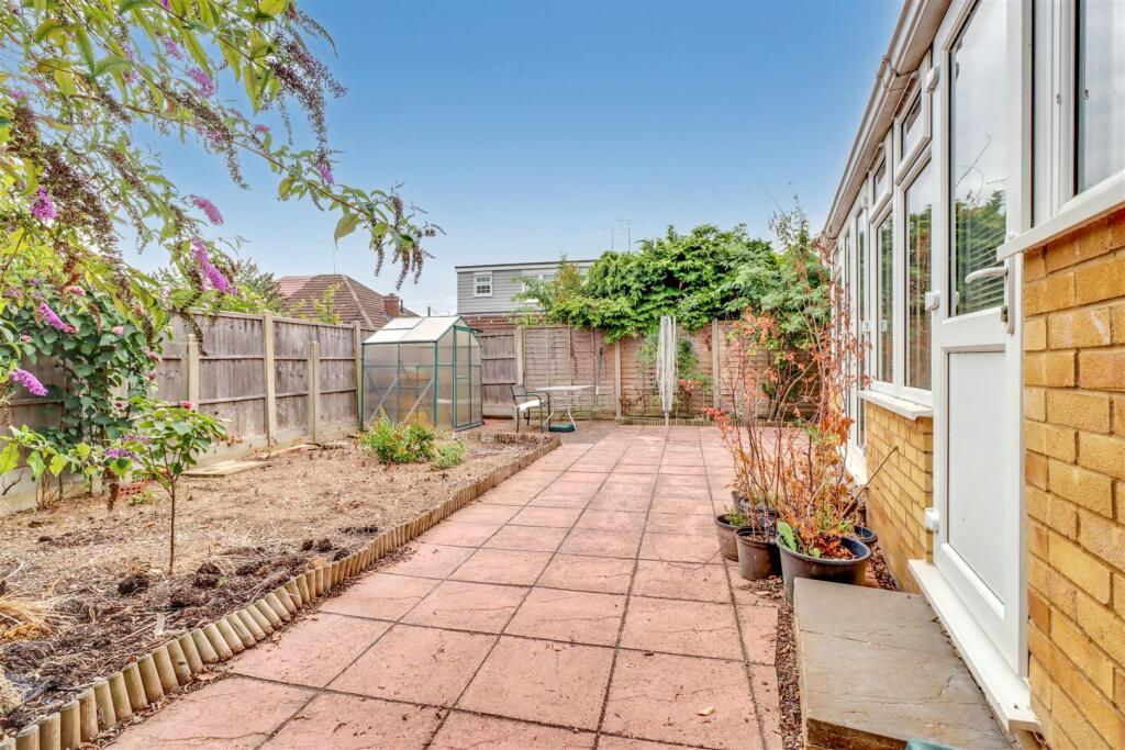 16 LONGFIELD CLOSE INSIDE-10.jpg