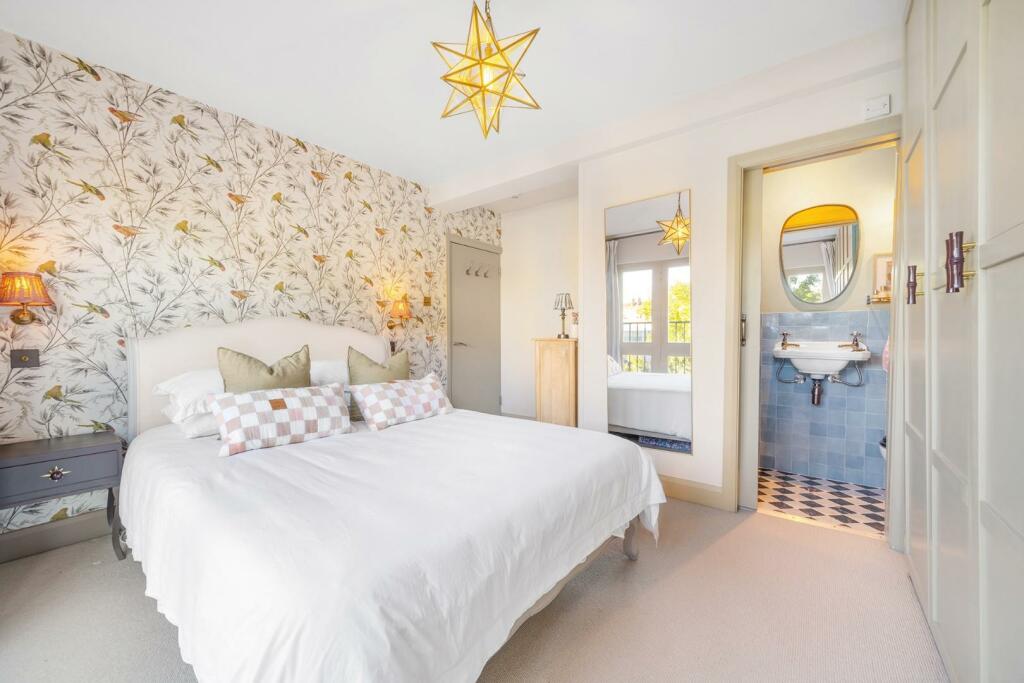 Bedroom 1 (2).jpg