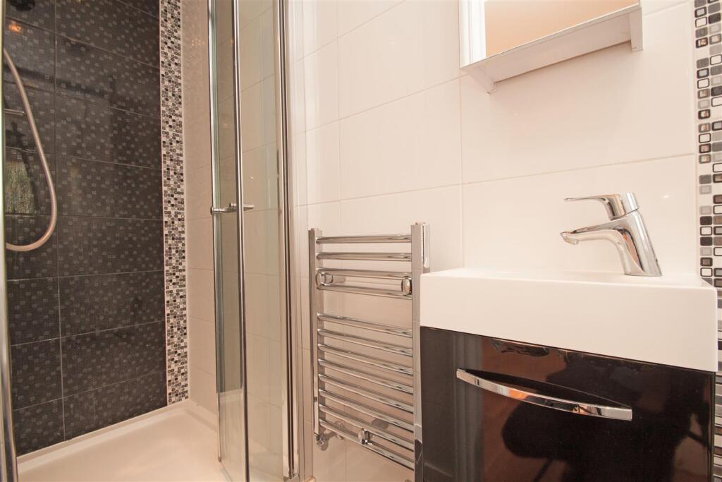 Bedroom 5 ensuite angle 1.jpg