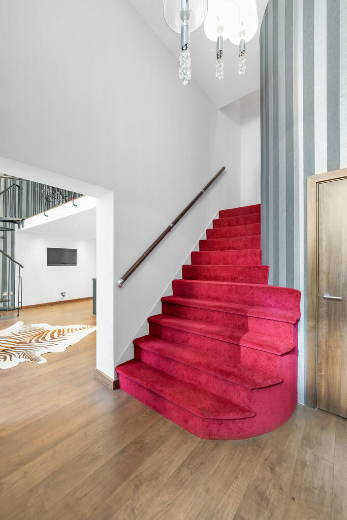 Staircase in Entr...