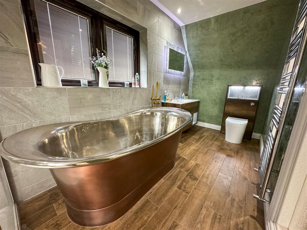 ALTERNATE VIEW OF EN-SUITE