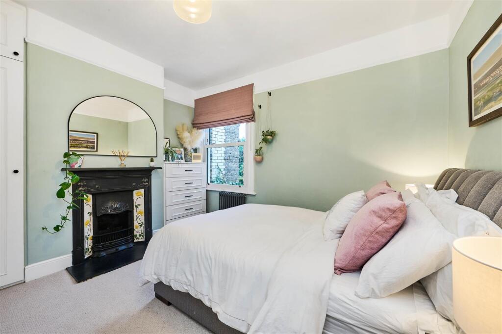 James_Anderson_-_Lower_Richmond_Road_London__SW14_