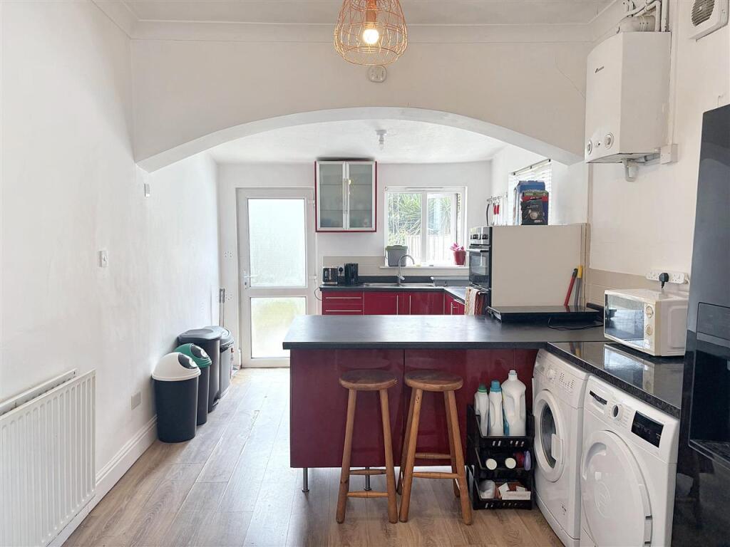 KITCHEN/DINING ROOM