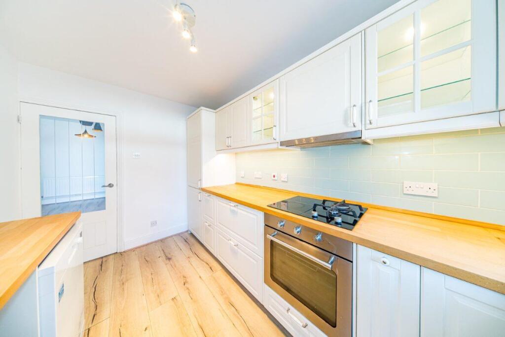 31 Ellaby Road kitchen 3.jpg
