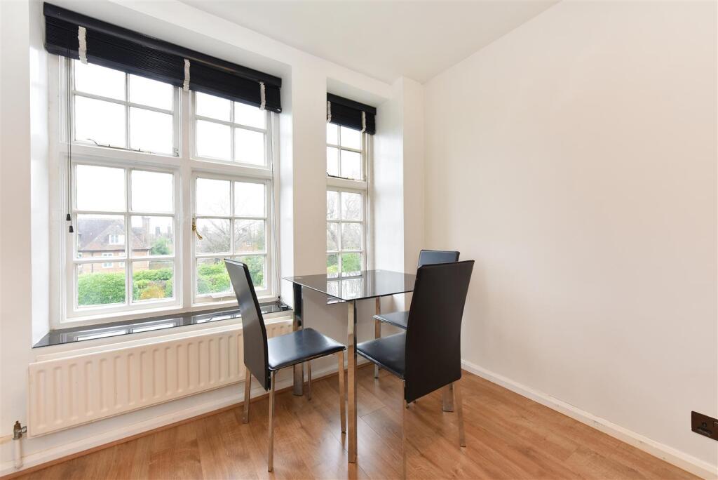 Flat 56, Heathcroft (2).JPG