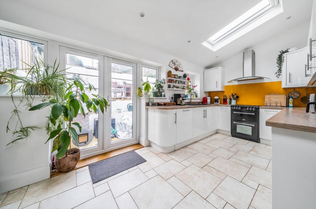 Kitchen/B'fast Room