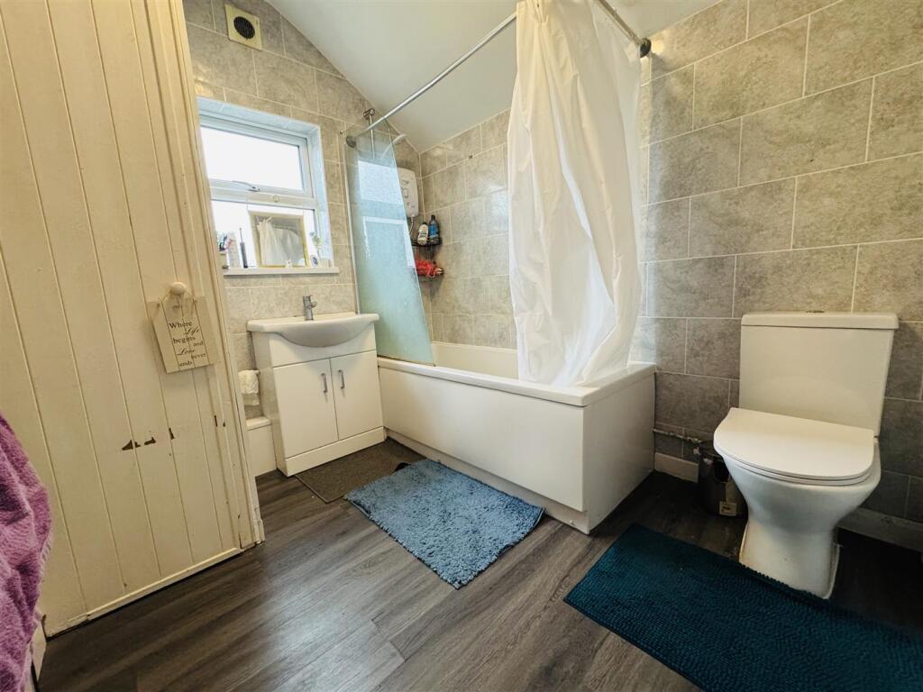UPSTAIRS BATHROOM: