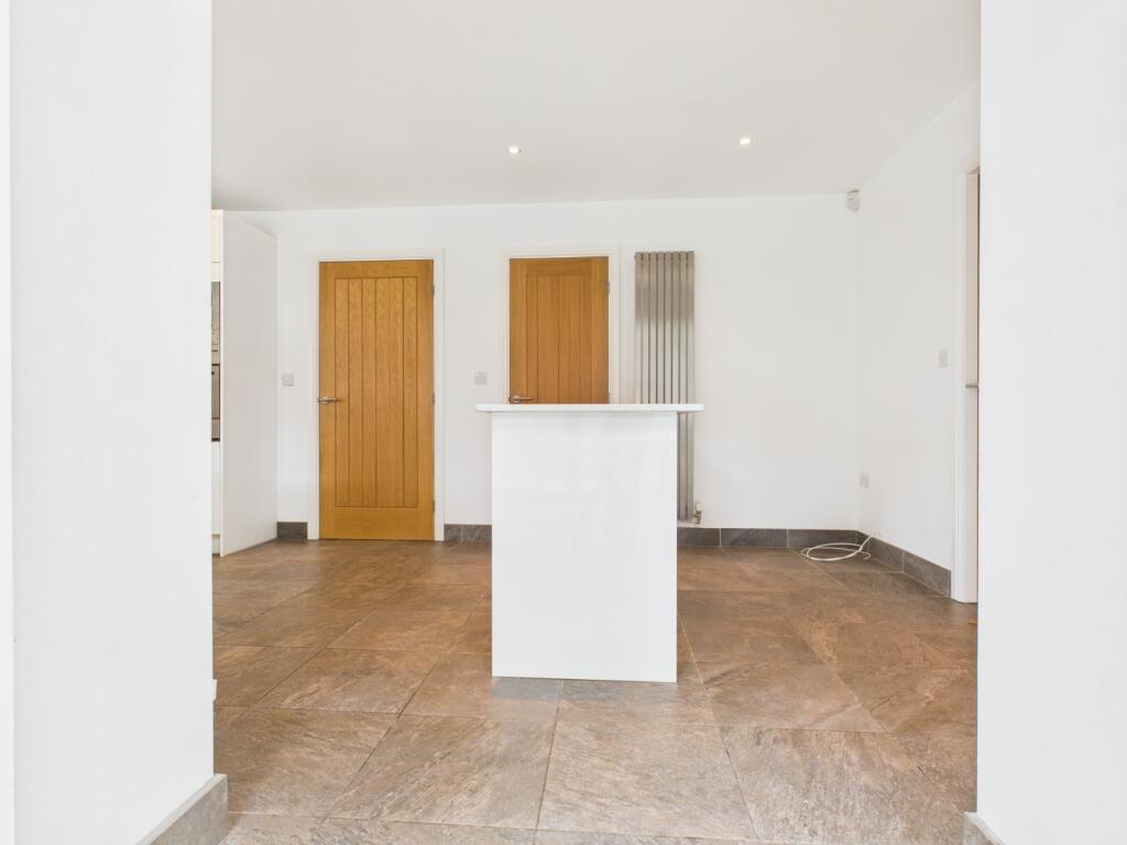 CAM03729G0-PR0113-STILL021