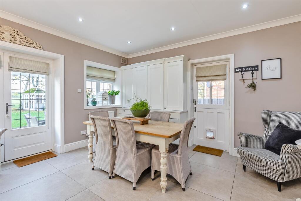 8670694-interior10.jpg