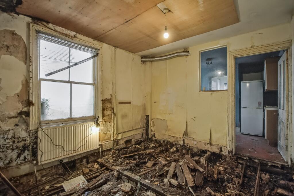 84 Basingstoke Road, Reading, Berkshire, RG2 0EL