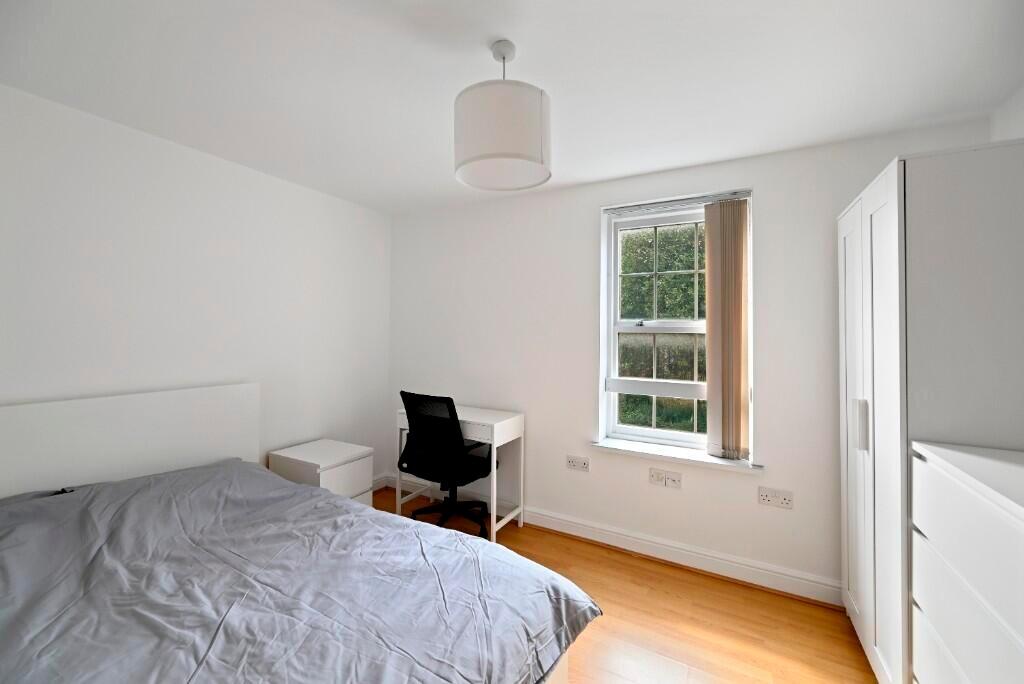 Bright and clean double bedroom featuring a com...