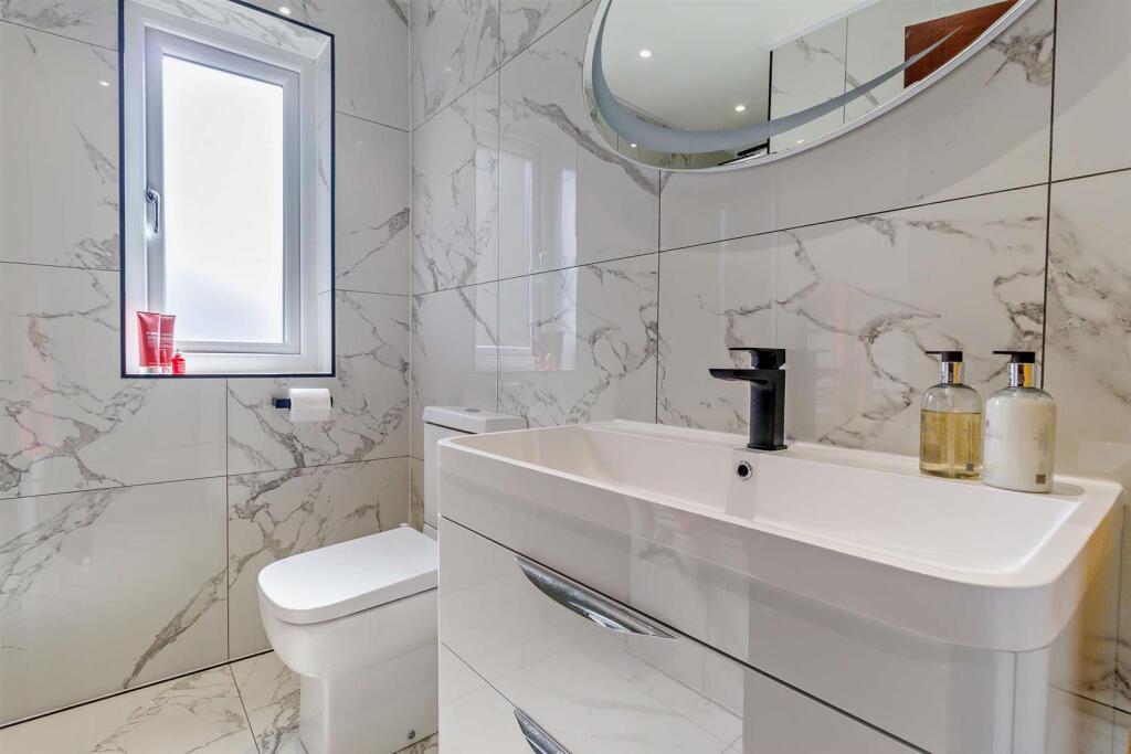 SHOWER ROOM/W.C.