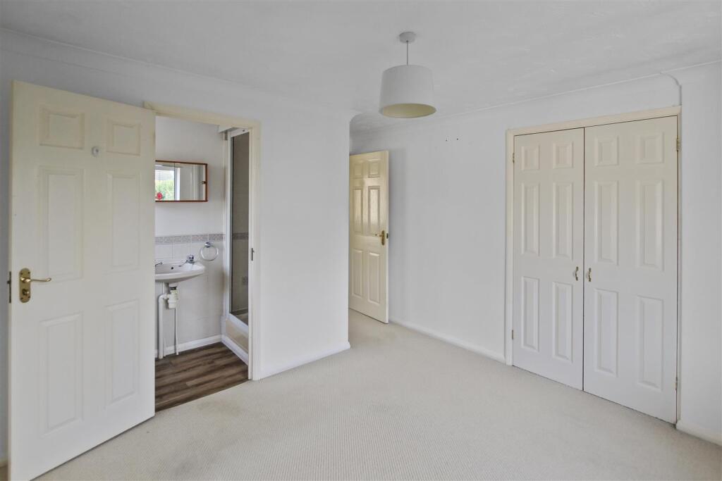 Master Bedroom (2).jpg