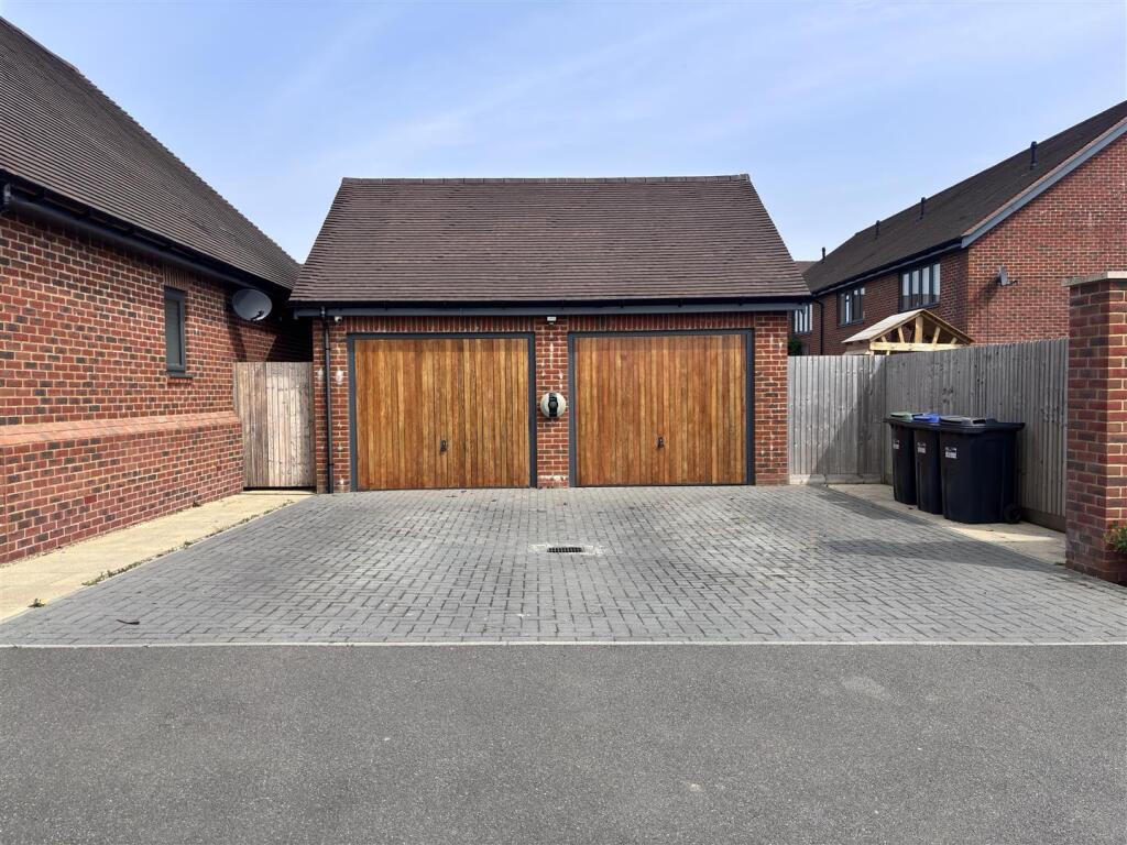 Bensons doubke garage and driveway.jpg