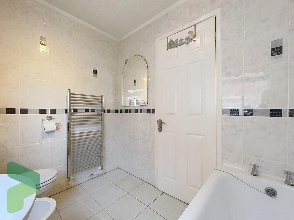 Ground floor bath...