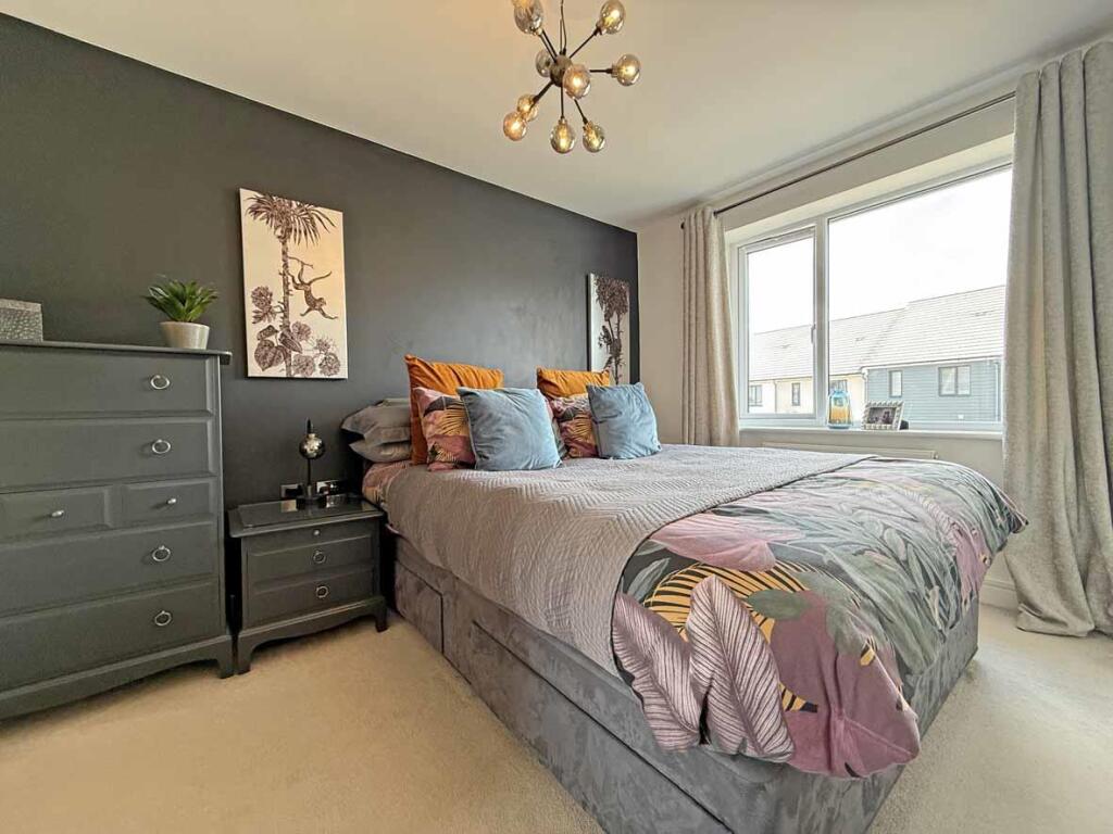 Ivy Drive 27 - Bed 1...jpg