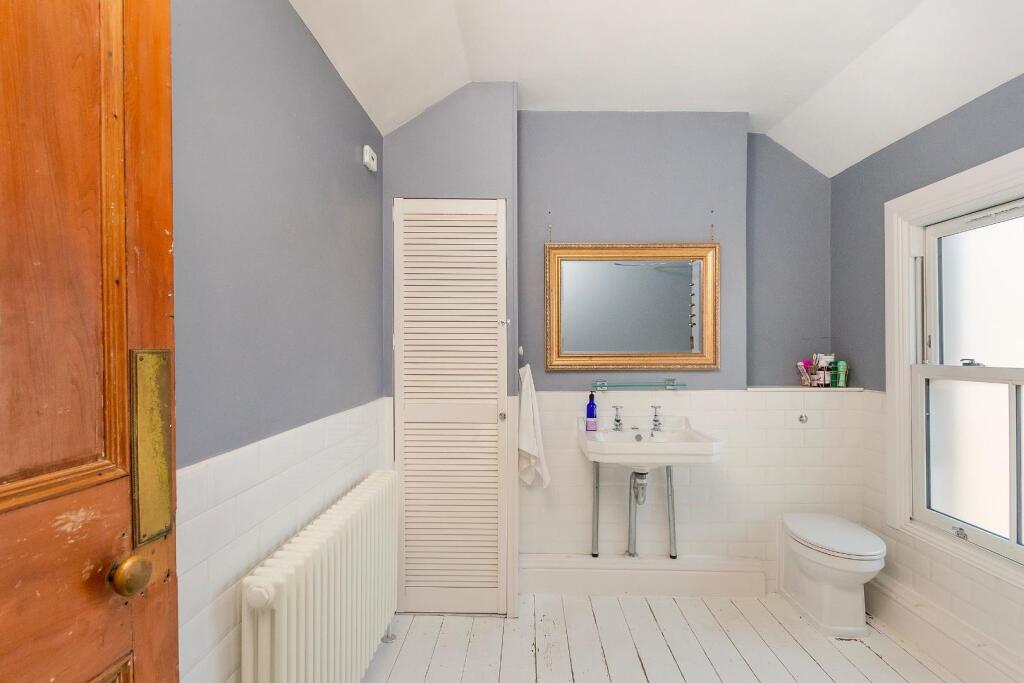 2O1RSG - Bathroom B.jpg