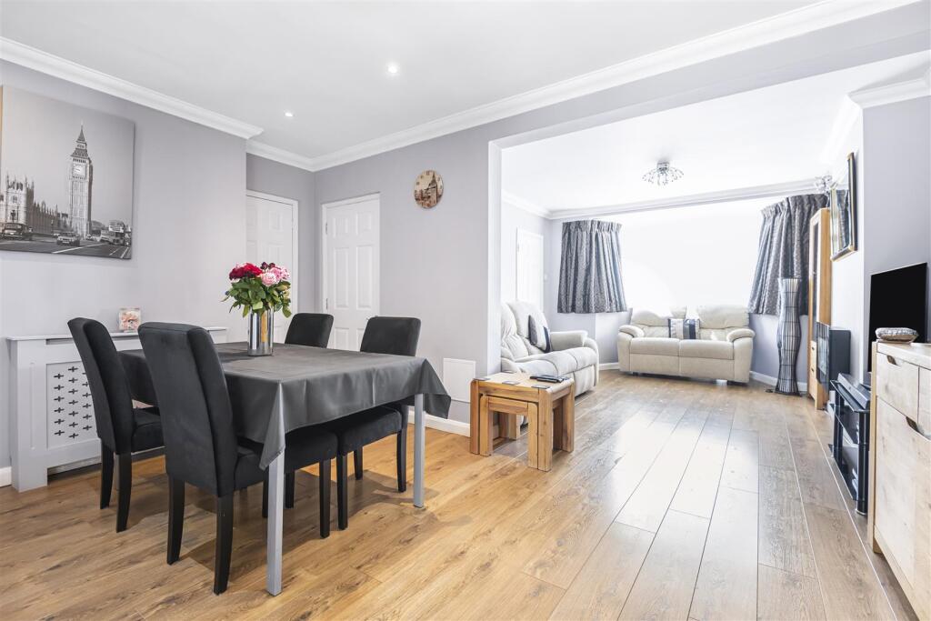 THROUGH LOUNGE PIC 2: