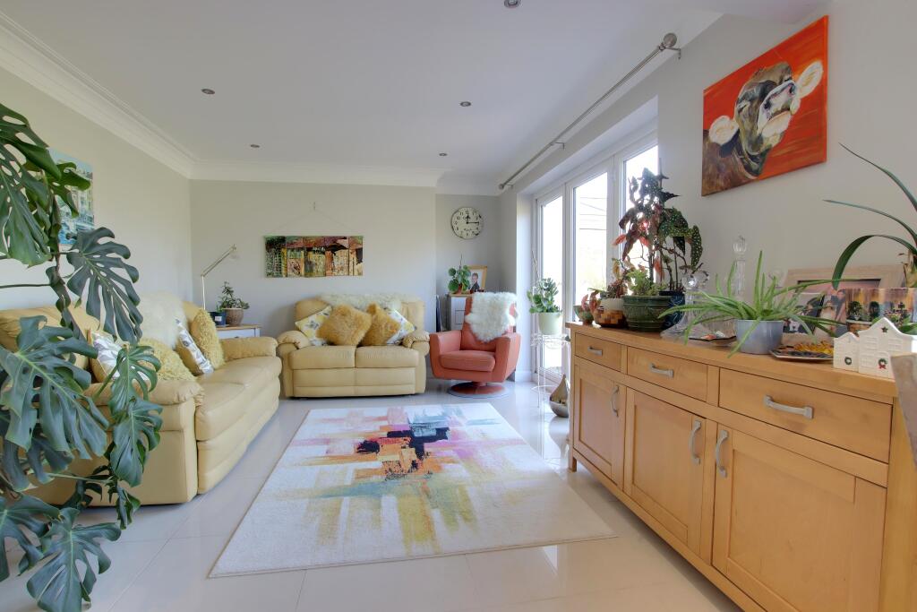 DINING/FAMILY AREA