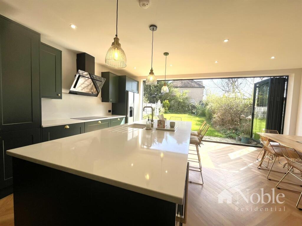 Kitchen/ Dining Room