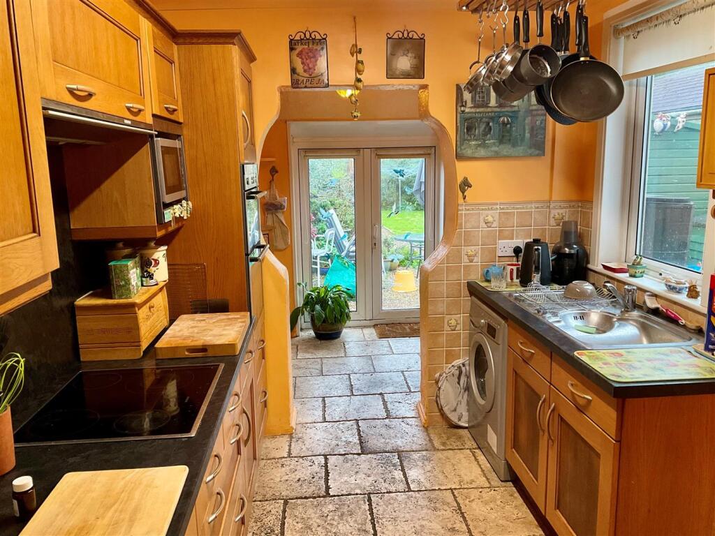 kitchen pic2.jpg
