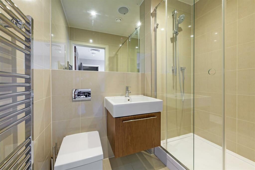 College House Bath 2.jpg