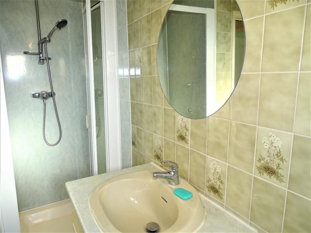 INDEPENDENT SHOWER UNIT