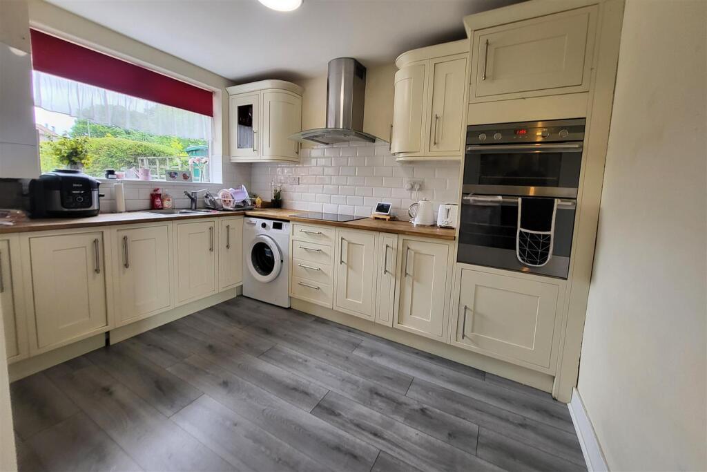 WELL FITTED KITCHEN: