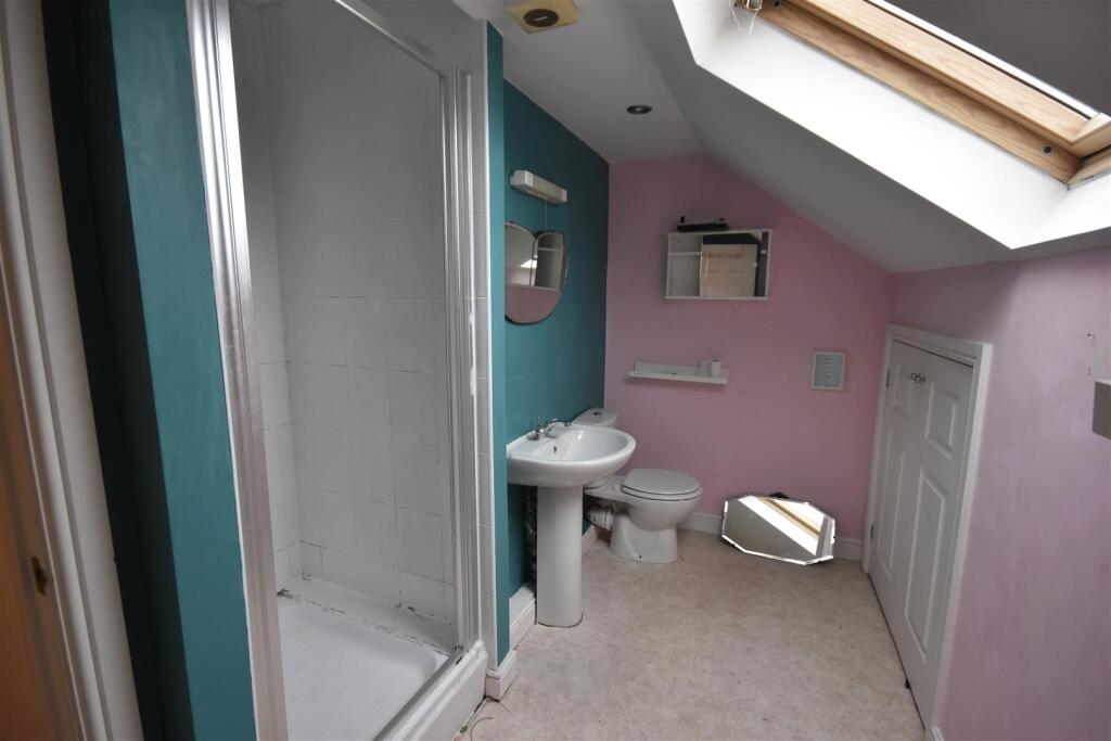 EN-SUITE BATHROOM