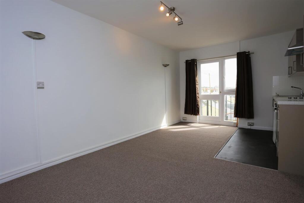 8, 19 Brunswick Square Living Kitch 2.JPG