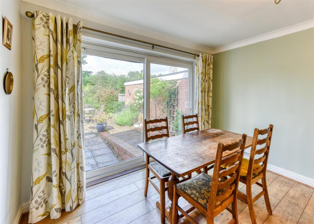 109 Bhylls Lane-lounge3.jpg