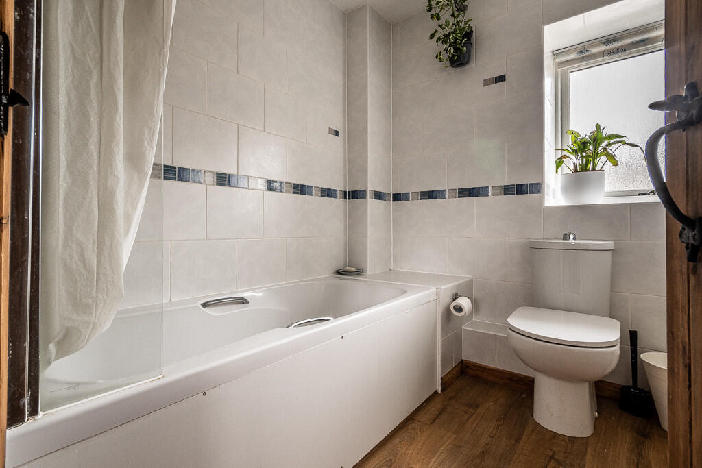 6 Woodcote Court ...