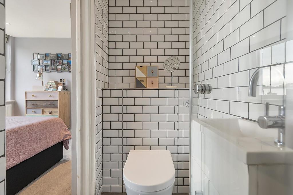 Bathroom (1).jpg