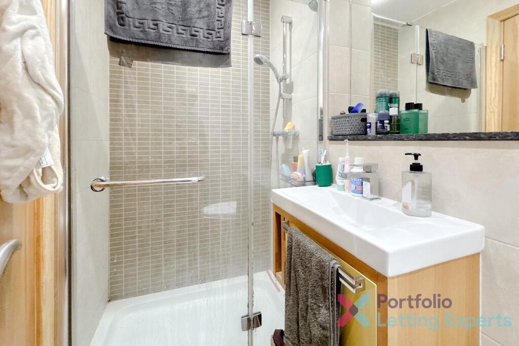 En-suite (Bedroom 5)