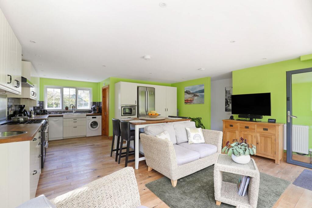 Kitchen/ Dining Room