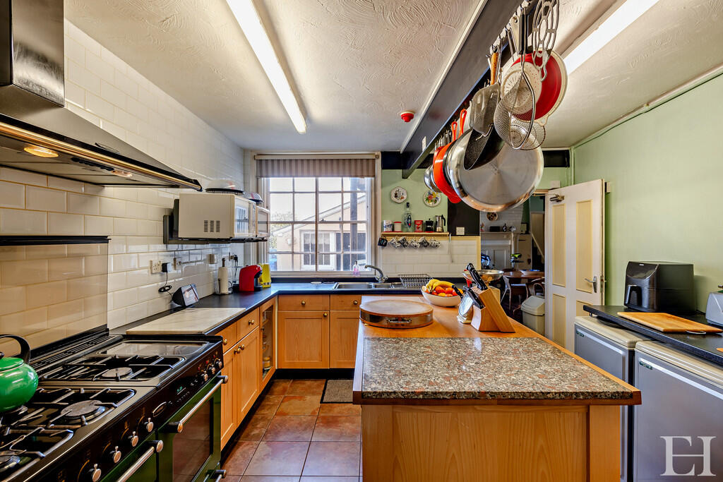 8591206-interiorw...