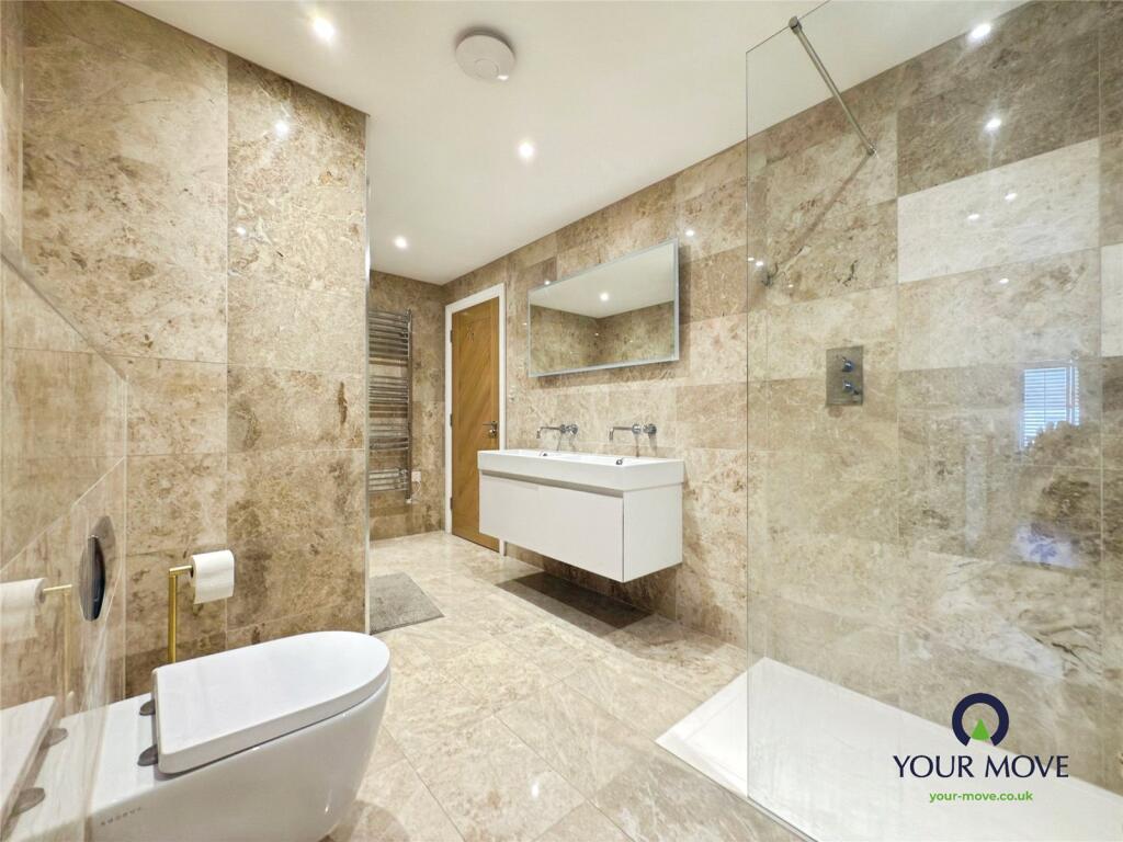 Jack &amp; Jill Ensuite