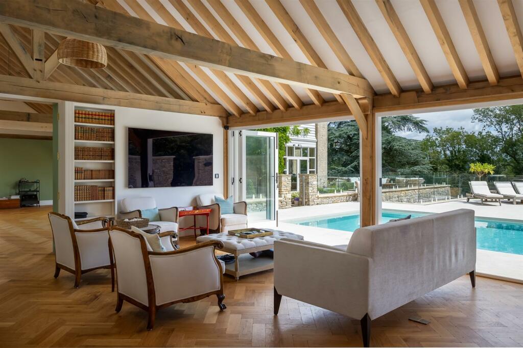 43 - Overbutterrow House - GL5 5BP - Web.jpg