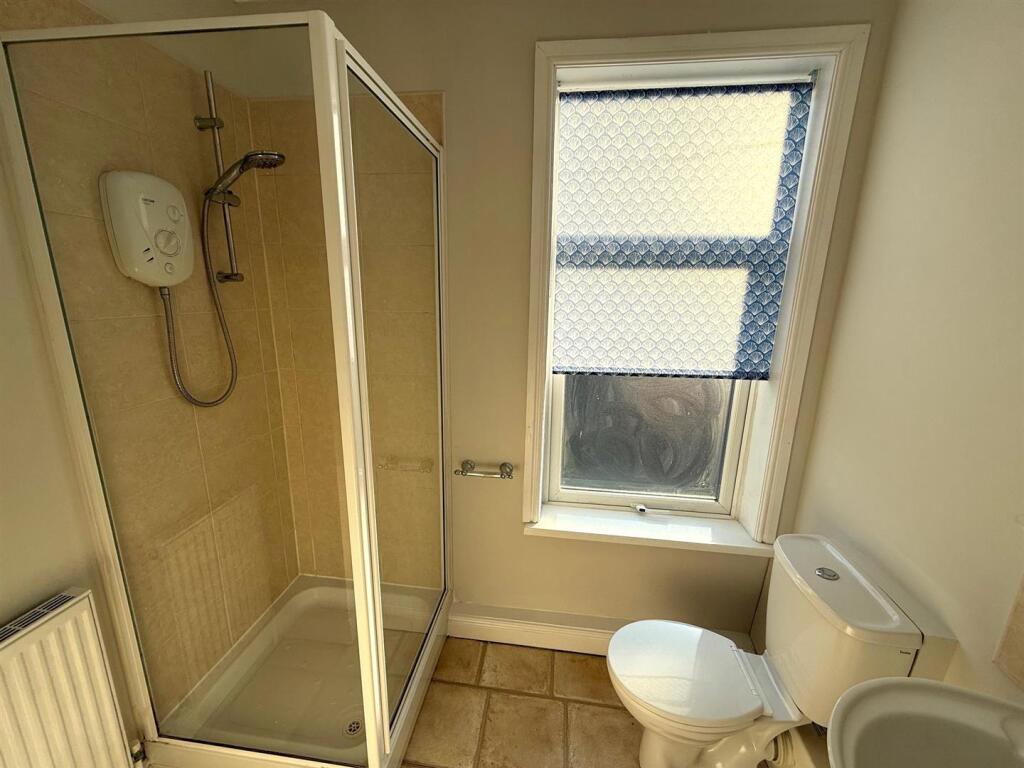 EN-SUITE SHOWER ROOM