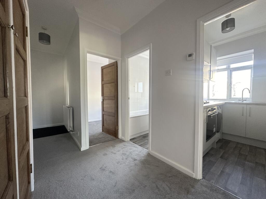 4- HALLWAY.jpg