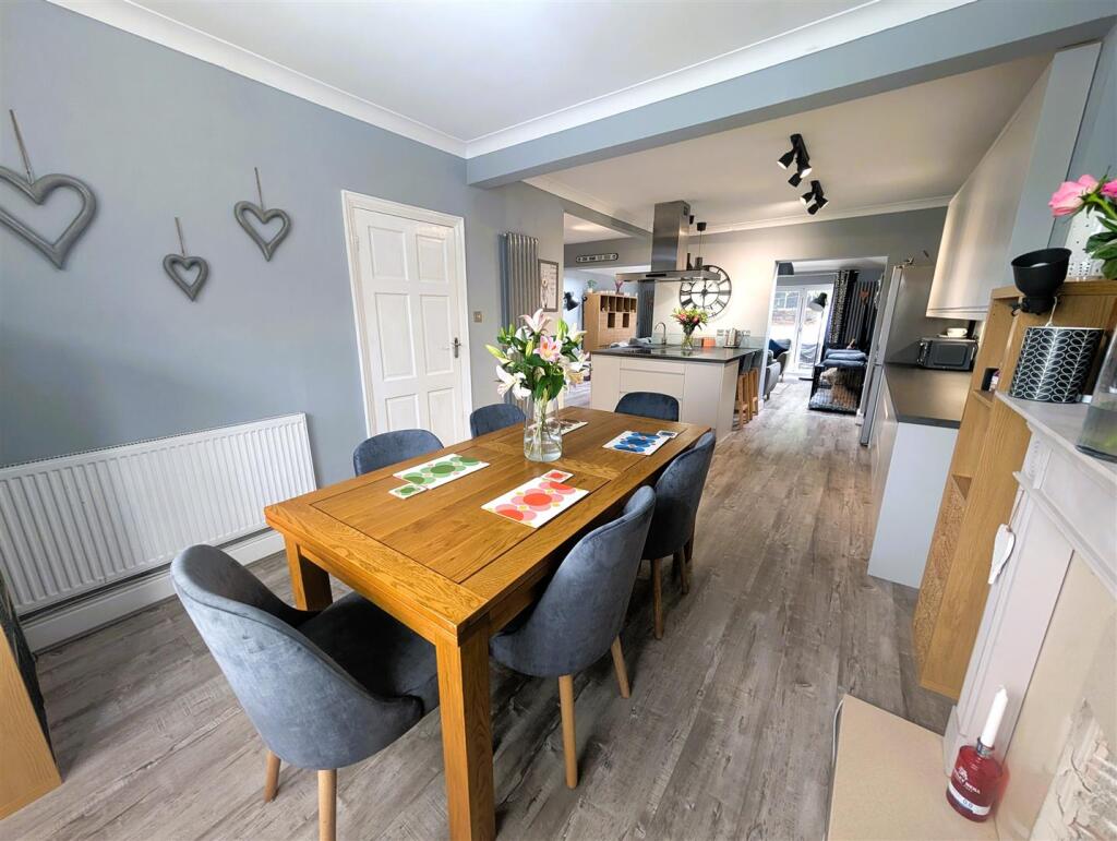 Kitchen/dining/lounge