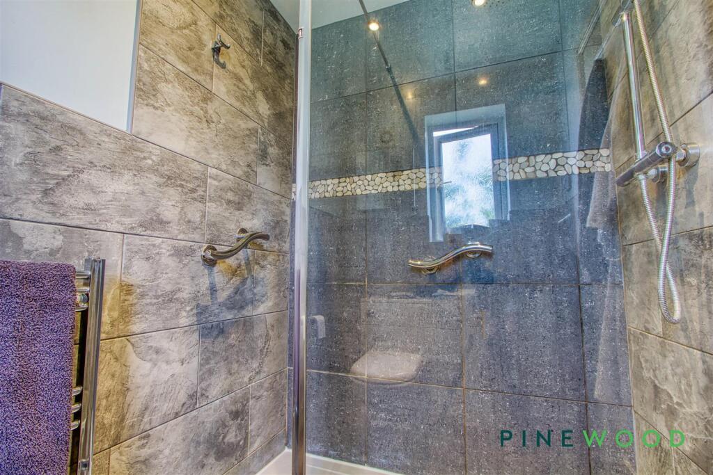 ENSUITE (BEDROOM 1)