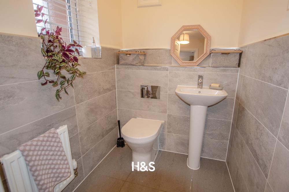 7 Dewberry Road - wc.jpg