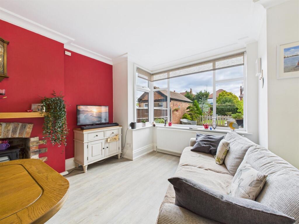 Dining/sitting area: