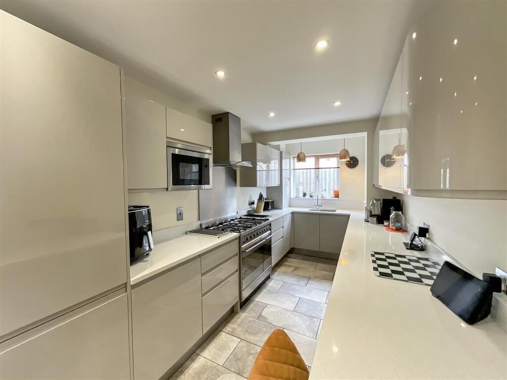 Kitchen/Breakfast Area