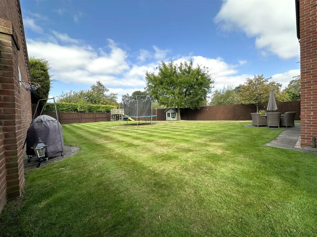 Lovely &amp; Well-Appointed Rear Garden 351